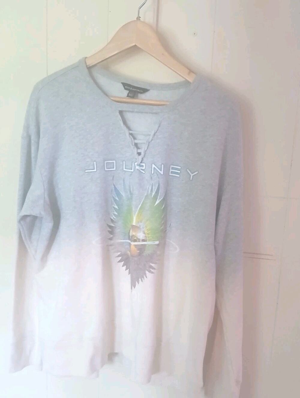 ROCK & REPUBLIC JOURNEY WORLD TOUR 1979 GREYCREAM V NECK L/S SWEATSHIRT 2XL